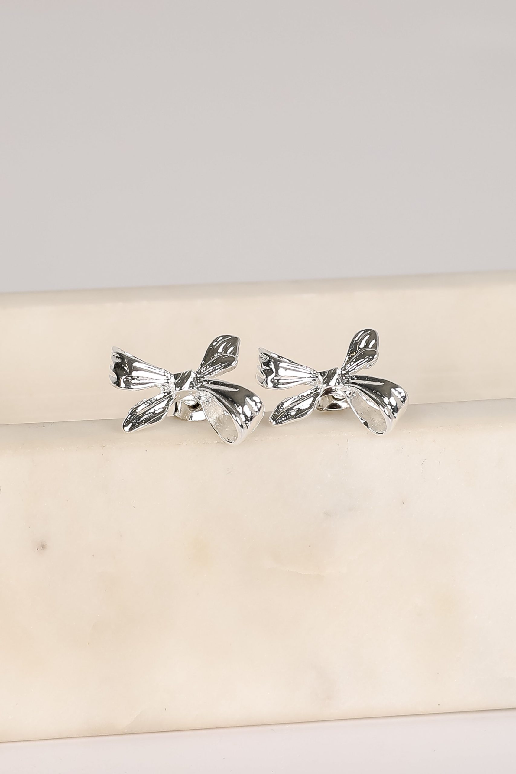 shopdressup_silver_bow_earrings-3.jpg
